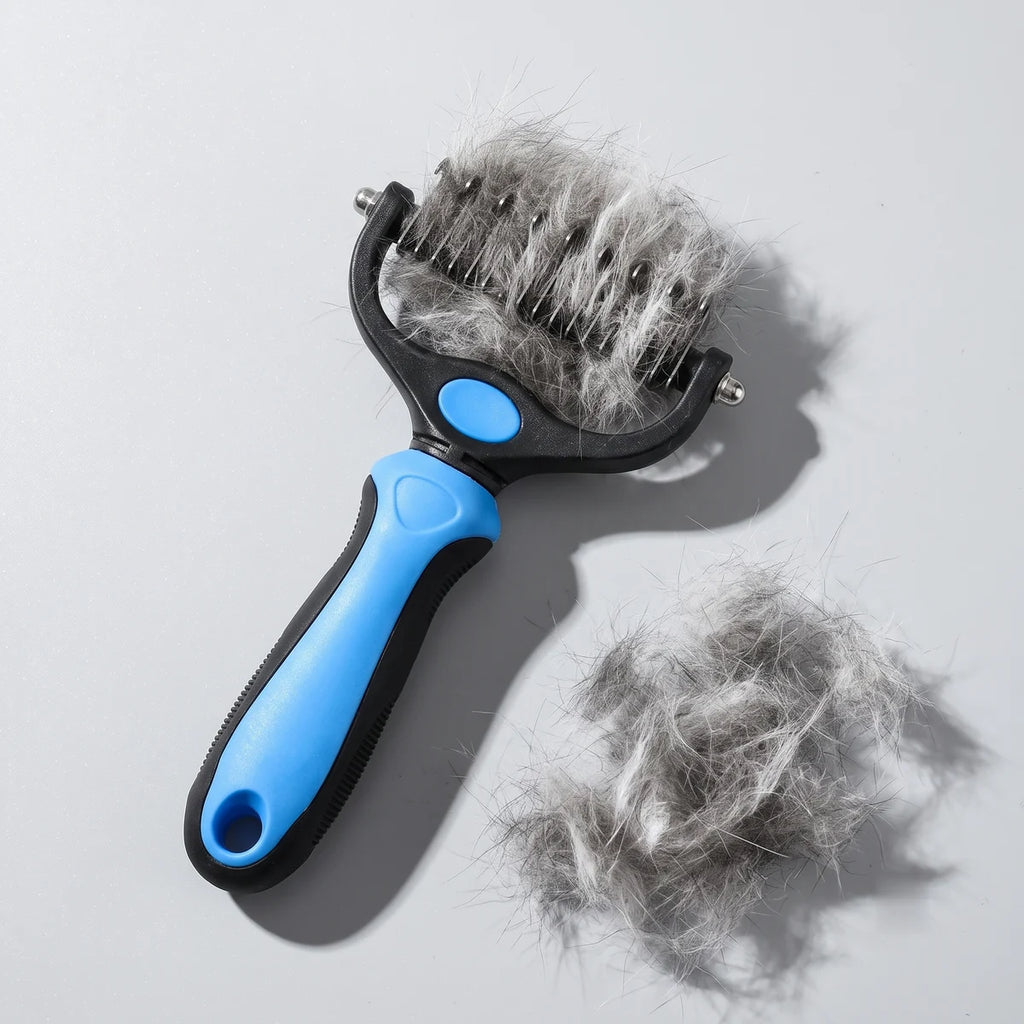 Brosse anti-poils Pulsio avec le sous-poil mort retiré, posée à côté du tas de poils