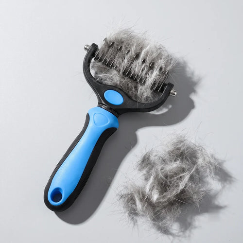 Brosse anti-poils Pulsio avec le sous-poil mort retiré, posée à côté du tas de poils