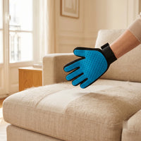 Gant attrape-poils Pulsio retirant les poils d'un canapé en tissu
